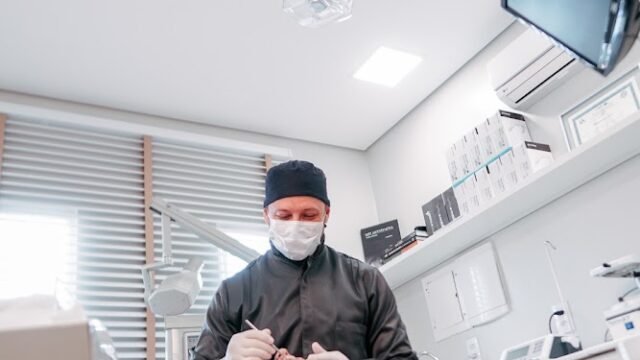 dr.-waldir-carneiro-vieira—dentista-em-sao-miguel-arcanjo-implantes-limpeza-e-clareamento-dental